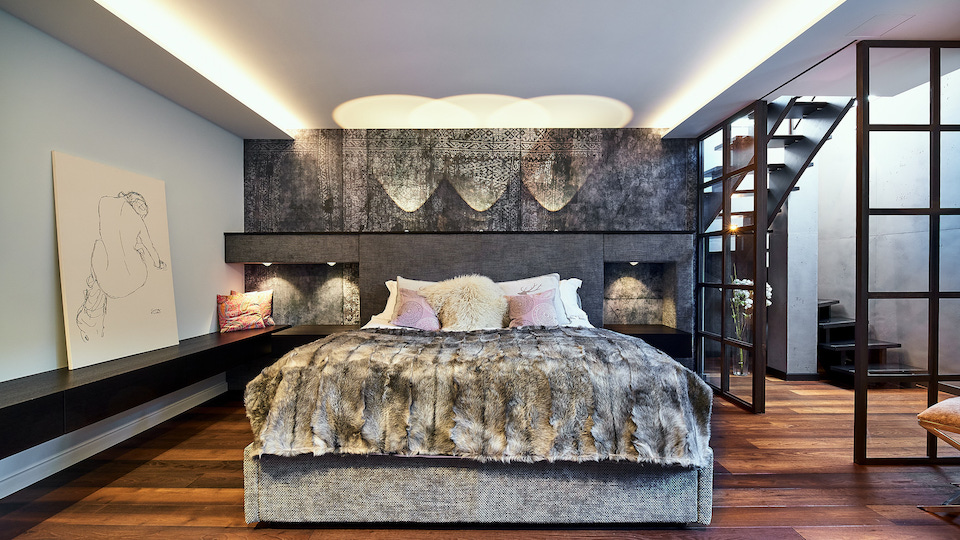 Schlafzimmer in einer Architekten-Villa mit indirekter LED Beleuchtung