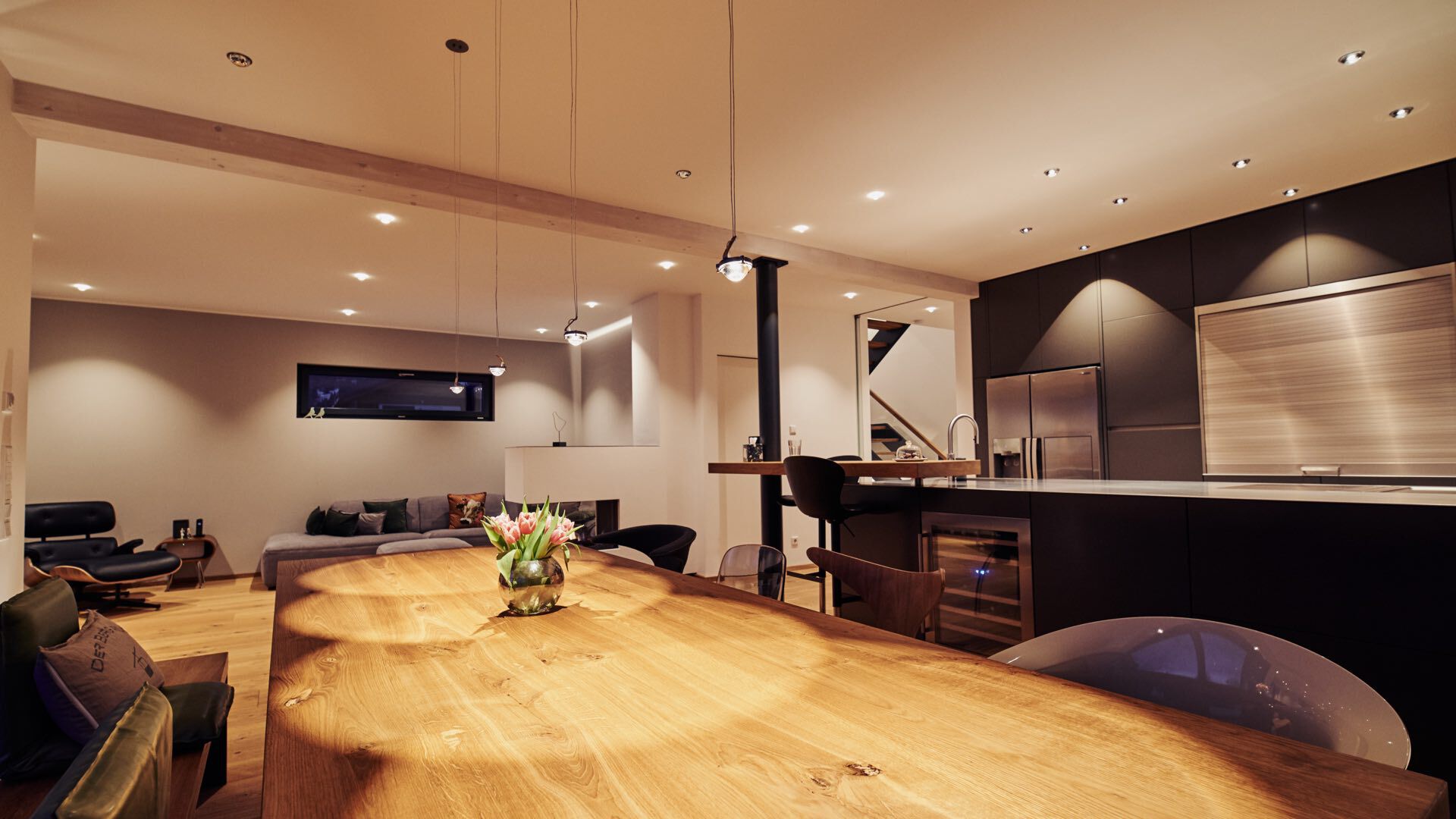 Warme LED Beleuchtung moderne Wohnküche mit verschiedenen LED Strahlern