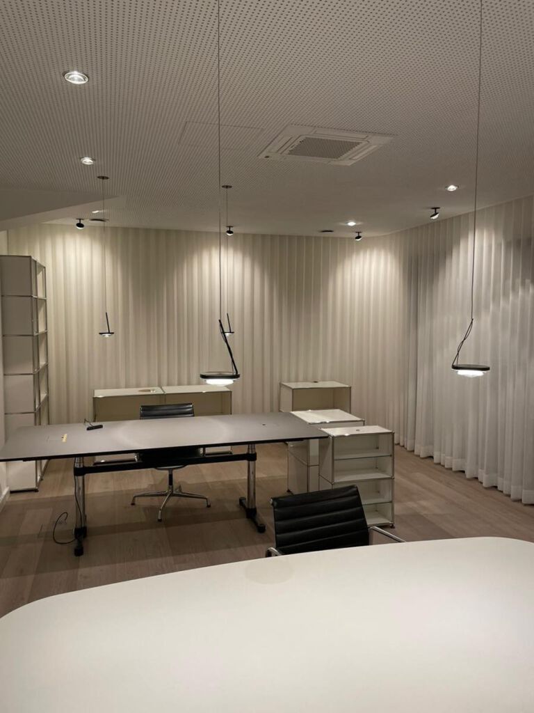 Büro Beleuchtung mit LED Pendelleuchten und Deckenstrahler