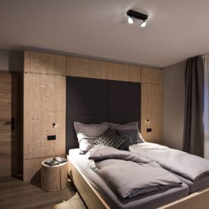 Wohlfühllicht im Schlafzimmer auch mit LED Leuchten von Heimatlicht leicht gelöst.