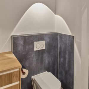 Badezimmer-Beleuchtung mit LED Spot mit Linsen-Optik generiert Lichtkegelspiel auf der Wand