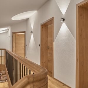 Flur-Beleuchtung mit Up&Down-Spots mit Lichtkegel-Wirkung an Wand und Decke