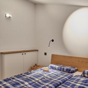 Schlafzimmer mit unauffälliger LED Beleuchtung zum Dimmen